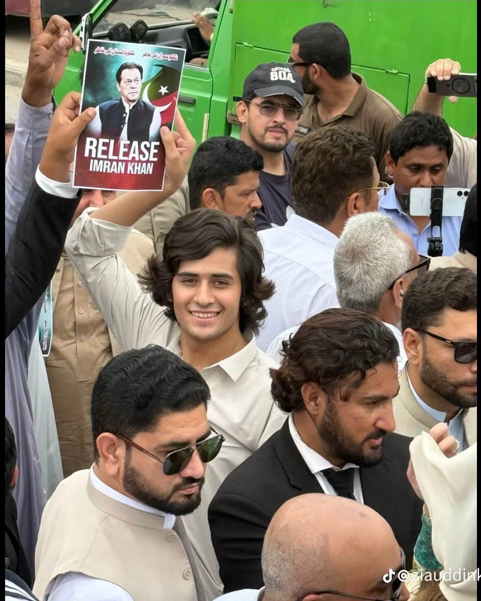 صحافی تشدد کیس،
گلگت بلتستان چلاس سے تعلق رکھنے والے پی ٹی آئی رہنما ضیاء الدین کی اڈیالہ کے باہر سے گرفتاری کی بھرپور الفاظ میں مذمت کرتے ہیں۔
ہم مطالبہ کرتے ہیں کہ ضیاء الدین کو فوری طور پر رہا کیا جائے اور ایسے ہتھکنڈوں کا سلسلہ بند کیا جائے۔
#releaseziauddin 
@Mr_Ziauddin_ik