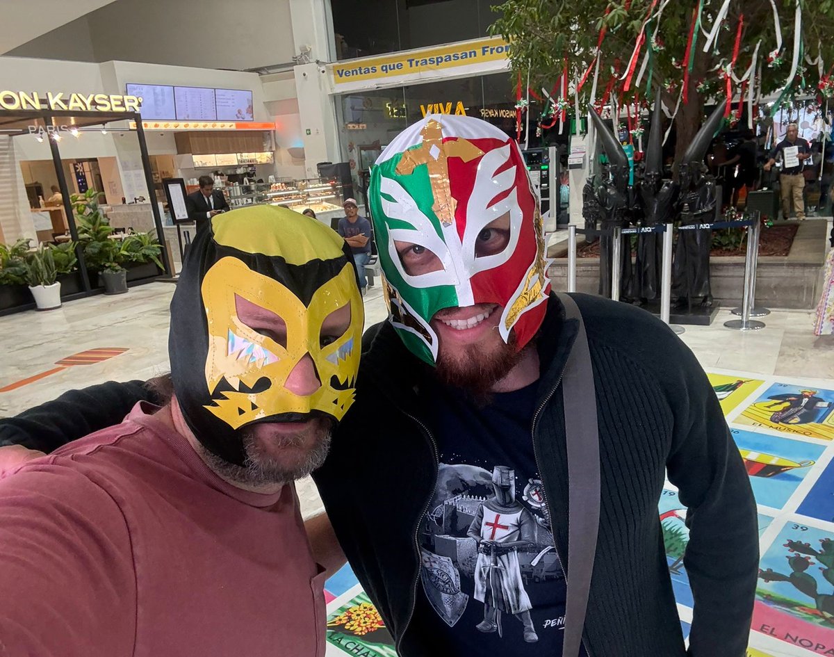 🦸‍♂️ Behind the masks, two scientists by day… and #warriorsofsensing by passion! 💥🔬
Can you guess who’s hiding behind these Lucha Libre masks? 🇲🇽🤔