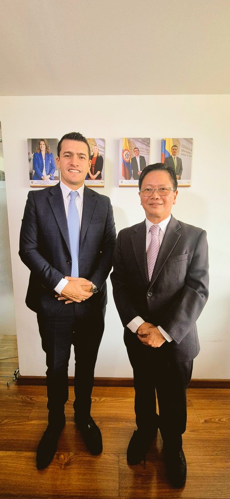 Junto al embajador de TAIWÁN Víctor Chu <a href="/ColombiaTaiwan/">Taiwán en Colombia 駐哥倫比亞代表處</a> y desde la ComisiónSegunda <a href="/CamaraColombia/">Cámara de Representantes de Colombia</a> extendimos relaciones diplomáticas y buscamos alternativas para instalar en TAIWÁN  una oficina consular que le facilite a los Taiwaneses, la entrada a nuestro país <a href="/OFProtocolo/">Protocolo Cámara</a>