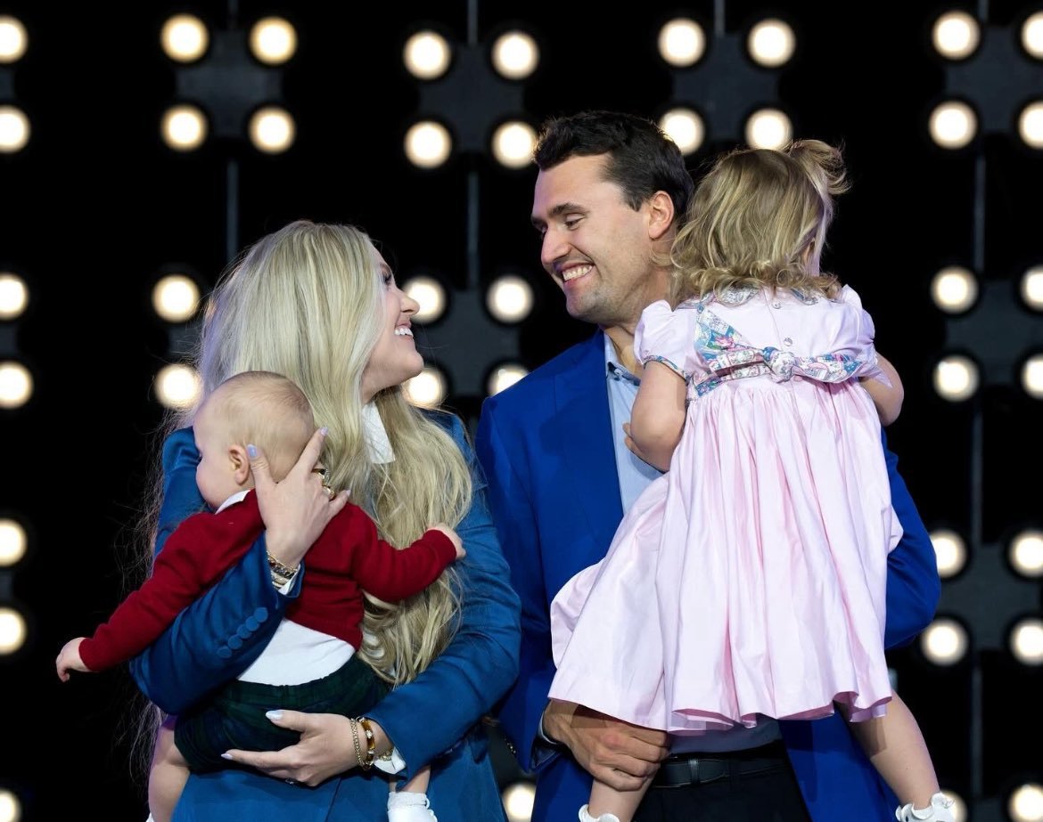 Charlie Kirk ha muerto.
Malditos sean una y mil veces sus asesinos.
Bendita sea la valentía de Charlie y su compromiso con el diálogo.
Bendita sea su memoria.
Que su legado y ejemplo trasciendan.
Que su familia encuentre consuelo.
Que se haga justicia.
Que Dios nos ayude a todos.