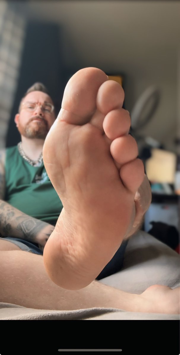 Who wants a go first?

#malefeet #footworship #bear #footpig