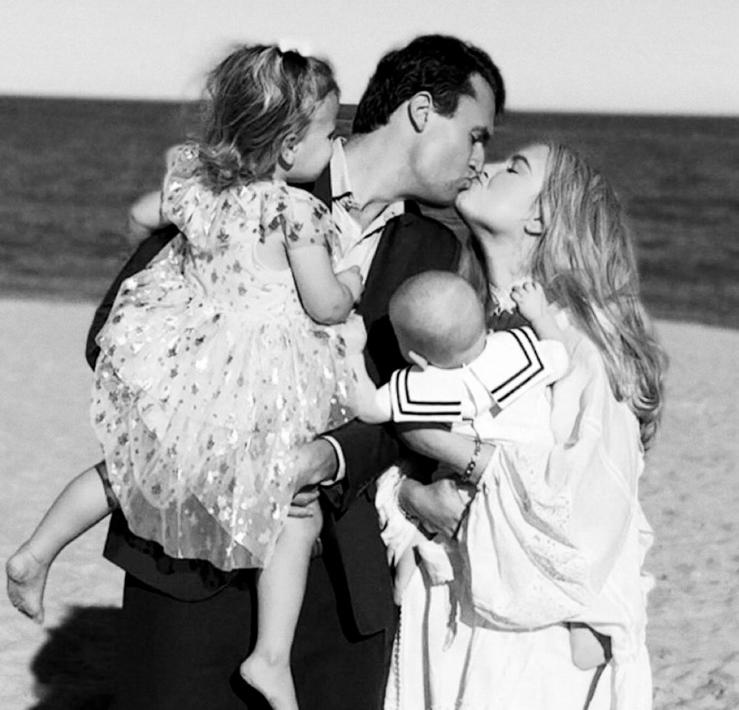 BrenceNejc's tweet image. Mož in oče dveh otrok, ki je verjel, da lahko konservativna politika vrne svet v normalnost. Z argumenti je na spoštljiv način v debatah premagoval drugače misleče, mladina se je zaradi njega obračala na desno.

Takšni posamezniki so bili vedno moteči za drugo stran, zato so jih…