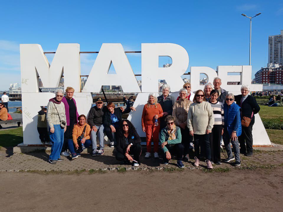 Produccion_PBA's tweet photo. Garantizar el derecho al descanso y el disfrute es una política central en el Estado provincial. El #TurismoSocial promueve la actividad turística contra estación, genera actividad económica y fortalece nuestra identidad bonaerense. https://t.co/vpRTjaVq3t