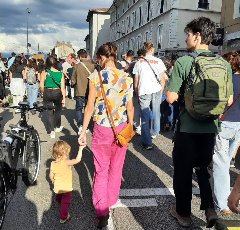#Grenoble mobilisée 💚✊️✊🏽✊🏿