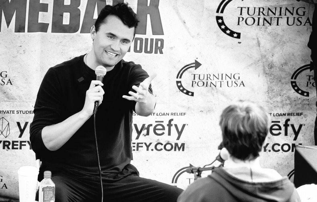 Erschossen, weil er es wagte, mit Andersdenkenden zu reden und eine eigene Meinung hatte.

R. I. P. Charlie Kirk