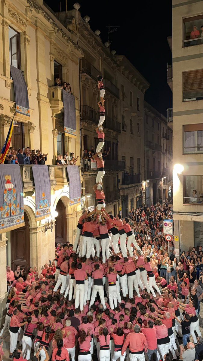 Créixer ampliant la base. ‘Diadot’ per la Diada on recuperem un castell importantíssim, el 4d9fp, el qual l’acompanyem del setè 5d9f de l’any, el 3d9f i un nou pd8fm. Gran Colla Vella! Érem. Som. Serem!

#castells #castelleres #castellers #CollaVella