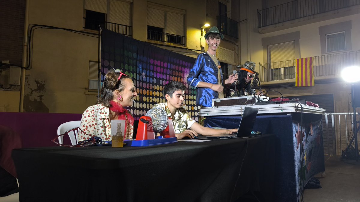 🎉🎶El Bingo musical ha estat un èxit rotund, amb la participació de més de 200 persones que omplen la plaça Bisbe Benlloch de gom a gom 🙌!
Un vespre ple de ball, cants i animació 👏, on no han faltat els somriures i la diversió!