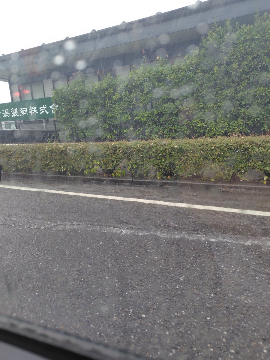 昨日は仕事終わりに新潟行って焼肉( ´ ▽ ` )ﾉ
市内入ったタイミングで洗車機並みの豪雨www
数分で道路冠水してタイヤの半分まで水没wwwwww