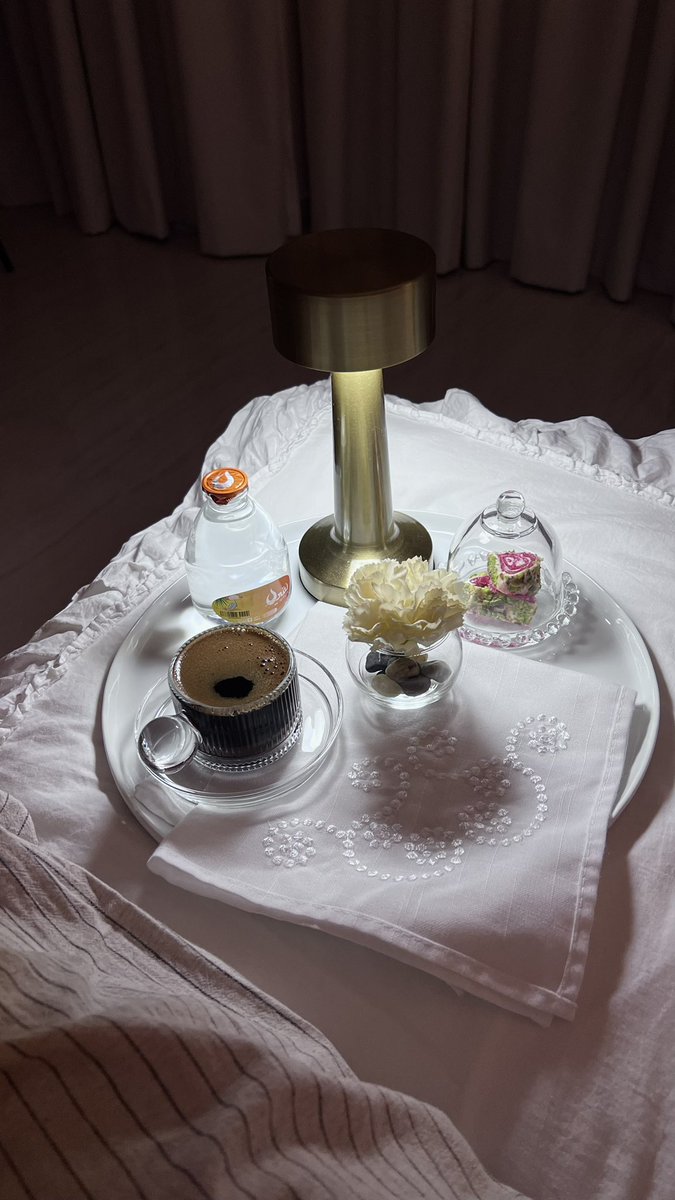 Just__AM's tweet image. في ناس ودك تقولها لو سمحت أكرمنا بسوالفك ترى سكوتك مزعج.