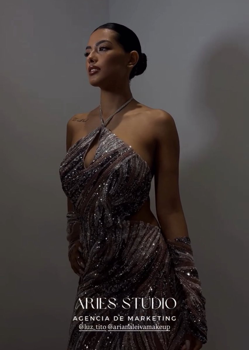 Sirvió rostro, peinado, vestido, pose y todo UNA REINA
#LuzByCaras