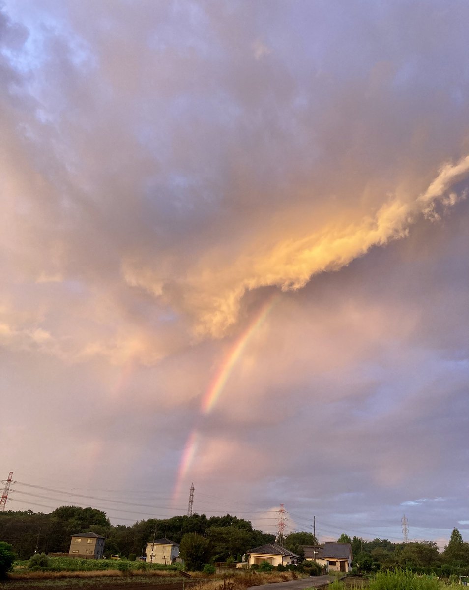 Morumoru2000's tweet photo. 朝焼けの空にかかる七色の橋 https://t.co/fmdJzjUkHg