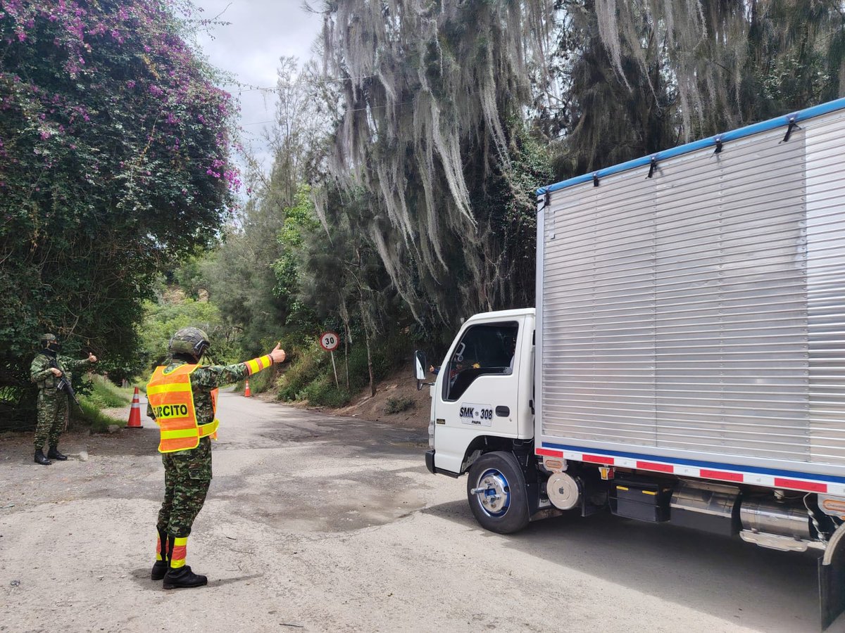Nuestros soldados del Batallón de Alta Montaña N.° 2 de la #PrimeraBrigada protegen la vía Boavita – Soatá #Boyacá.

📢 Denunciar es clave para mantener la seguridad.

#ViajeSeguro 🚗
#ProtegemosLaVida 💚