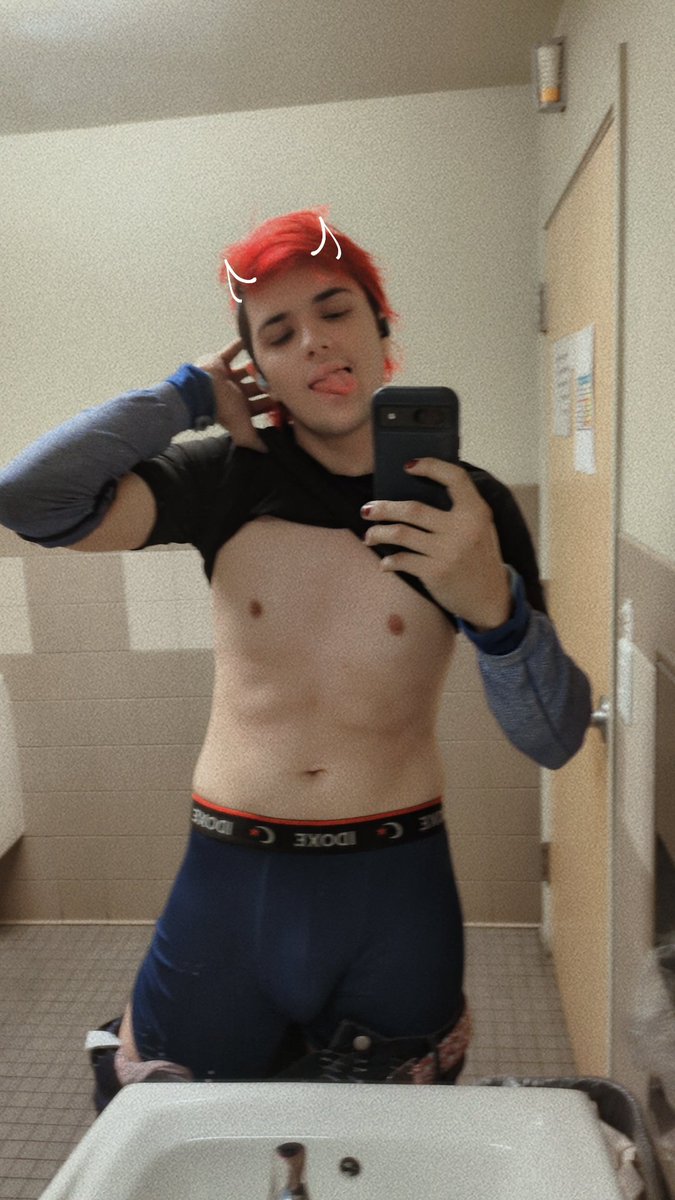 TessNightMode's tweet photo. Work selfies~ https://t.co/yncfR1WIiS