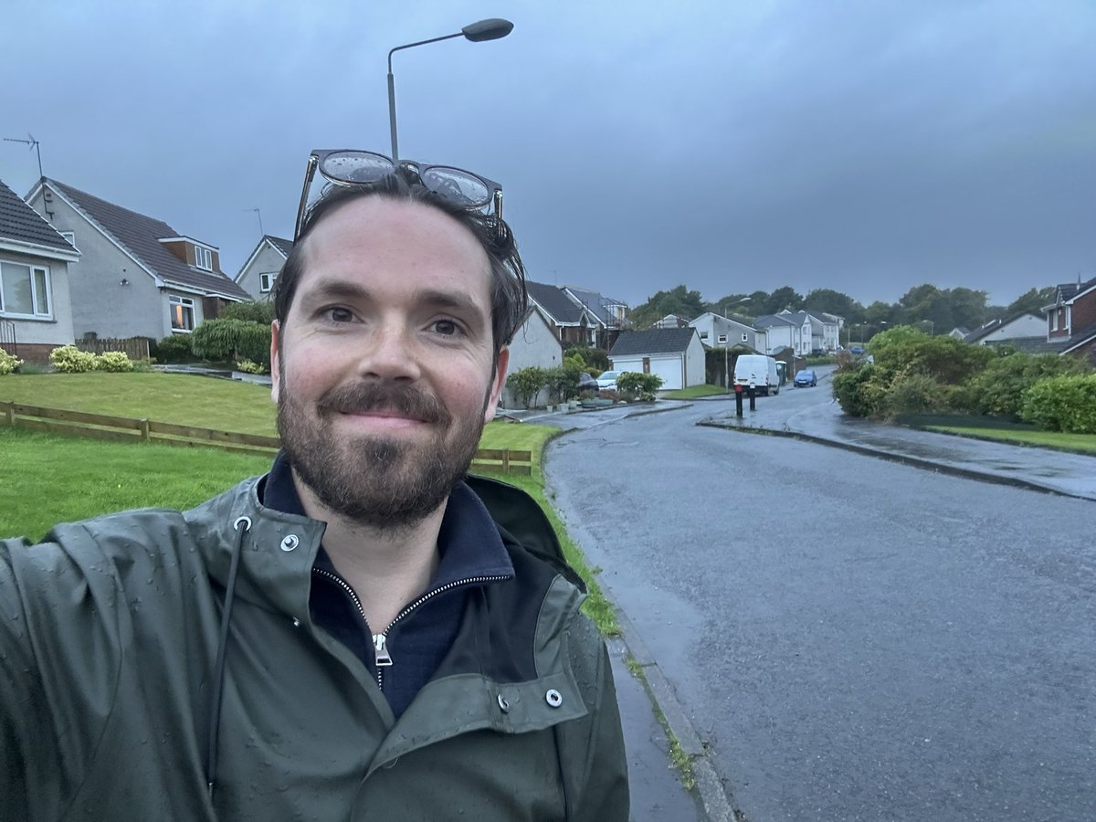 Out in Lenzie tonight speaking to residents – despite the rain 🌧️.
A big concern raised was the poor state of our local green spaces.

I’m running a petition calling on the council to start maintaining them again. Please sign here 👉 edlibdems.org.uk/lenzie-green-s…

#Lenzie