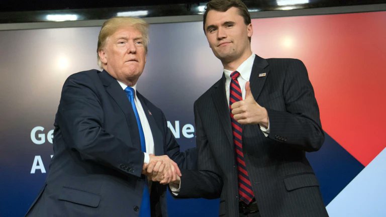 COPE's tweet photo. 🖤 Muere Charlie Kirk, ideólogo de Trump y su movimiento MAGA, tras un disparo en un acto universitario en Utah

🇺🇸 El propio presidente de Estados Unidos confirmó el fallecimiento del mediático activista tras recibir un tiro en el cuello

https://t.co/XFH2wplXhV https://t.co/j8T1ZIBxFi