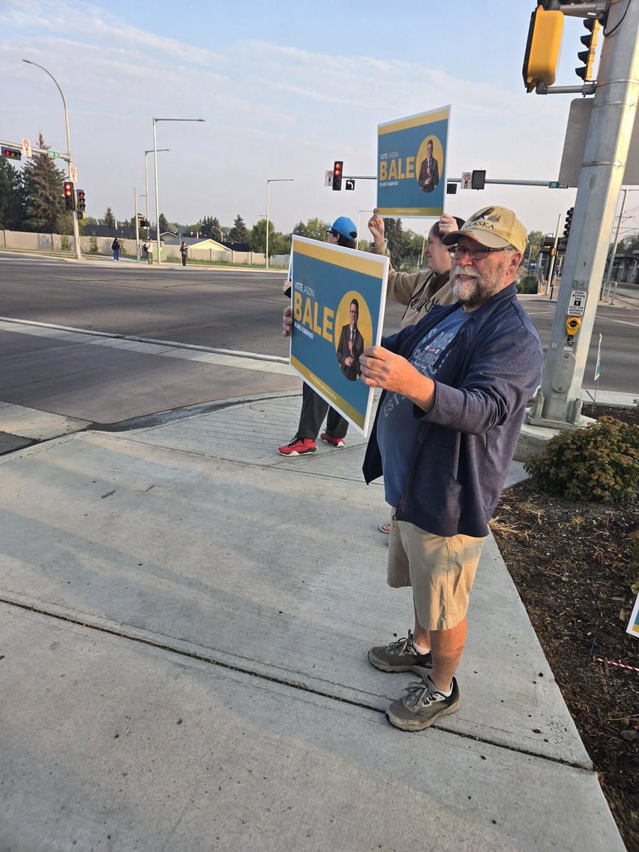Jasonwbale's tweet photo. We’re having so much fun greeting Ward Karhiio residents on their way to start their day every morning! If you see me and my volunteers in the morning, please honk for BALE!
If you can help out my team, please visit my website at https://t.co/pNA0SMSFZZ
#WardKarhiio #votebale https://t.co/Z1TmAaAD2V