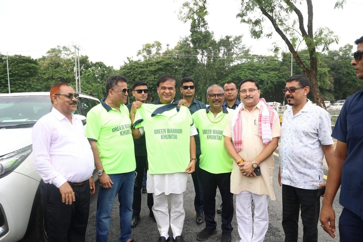 DilipSaikia4Bjp's tweet photo. Ahead of Hon’ble PM Shri @narendramodi ji’s Assam visit, MLA Shri Mrinal Saikia led a green drive at Khumtai with 600 neem saplings along a 2.2 km stretch, now named ‘Pradhan Mantri Neem Alibaat’. 

Hon’ble CM Dr. @himantabiswa and I joined this noble effort. https://t.co/SBcZY1rkEt