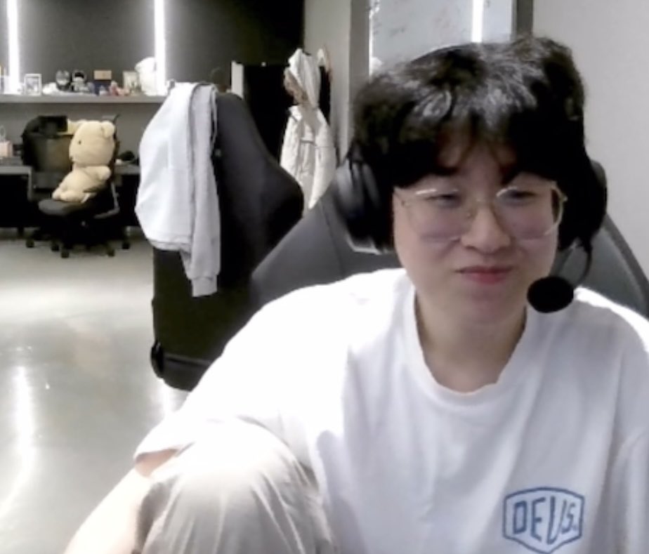 God_Thunduck's tweet photo. 오늘 무릎이 많이 보이네 https://t.co/oGchsYrikg