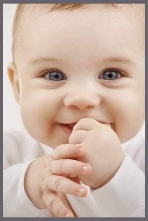 قلوب هادئة
أصحاب القلوب البيضاء لا يتغيرون مع الزمان، ولا يتقلبون مع الفصول، ربما يتألمون أحياناً لكنهم لا يشكون ولا يستسلمون، قلوبهم تبقى بريئة مطمئنة مهما قست عليهم الأيام، ويظل الربيع فيها على مدار الحياة.🤍