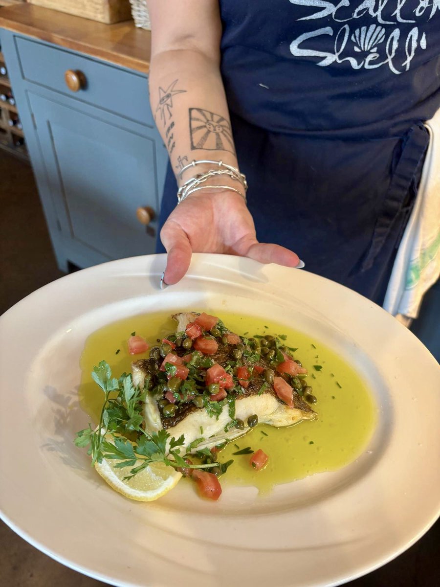 Some beautiful Brixham brill coming out of the kitchen this week! 🎣

🦐 Served with wild tiger prawn, scallops &amp; garlic butter

🍅 And fresh herb, tomato &amp; caper dressing

We have some good availability for the rest of the week if you fancy joining us ✨