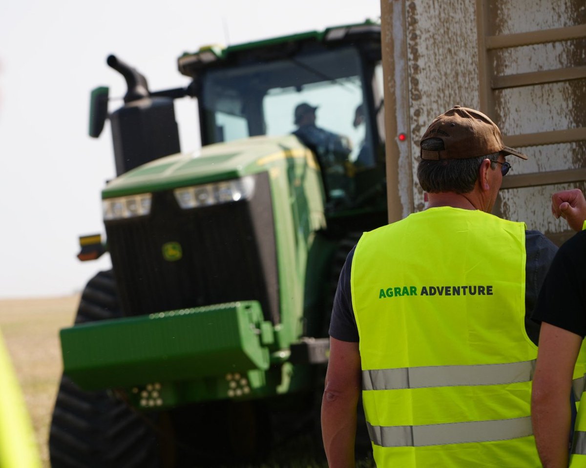 We were excited to be a stop on landtechnikvideos.de’s 2025 Canadian Agricultural Tour, where we got to show 15 farmers from Germany a behind-the-scenes look at what harvest is like here on the Prairies. Check out some photos they captured during their visit to our Regina farm