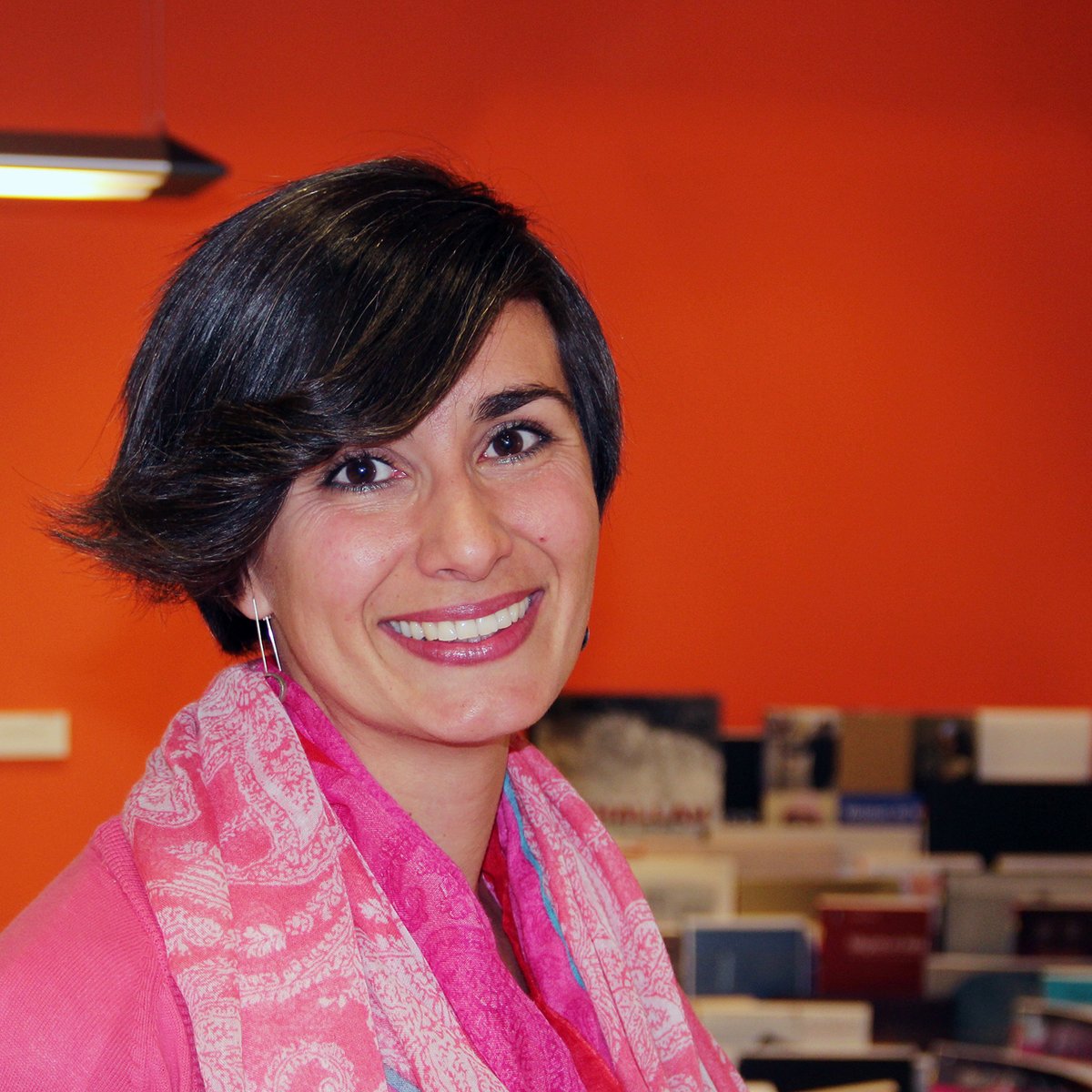 Miércoles, 11 de junio. 
Seguimos en Sevilla y toca descanso. 
Kenizé aprovecha para cuidarse un poco. «¡Que llevo diez días sin ir a la peluquería!»
De eso no hay foto, así que vamos con una de nuestra gran <a href="/olgacuadrado/">Olga Cuadrado</a>, sin cuya ilusión y entrega no estaríamos aquí. ¡Gracias!