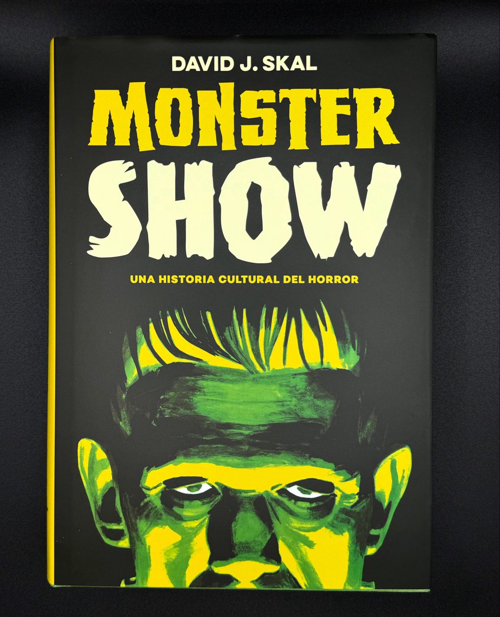 panicobooks_'s tweet image. A @EsPopEdiciones siempre le agradeceremos 👁️ que haya publicado la obra del tristemente fallecido David J. Skal, uno de los mejores analistas del género de terror en todas sus vertientes. Os recomendamos muchísimo la reedición de 'Monster Show. Una historia cultural del horror'.