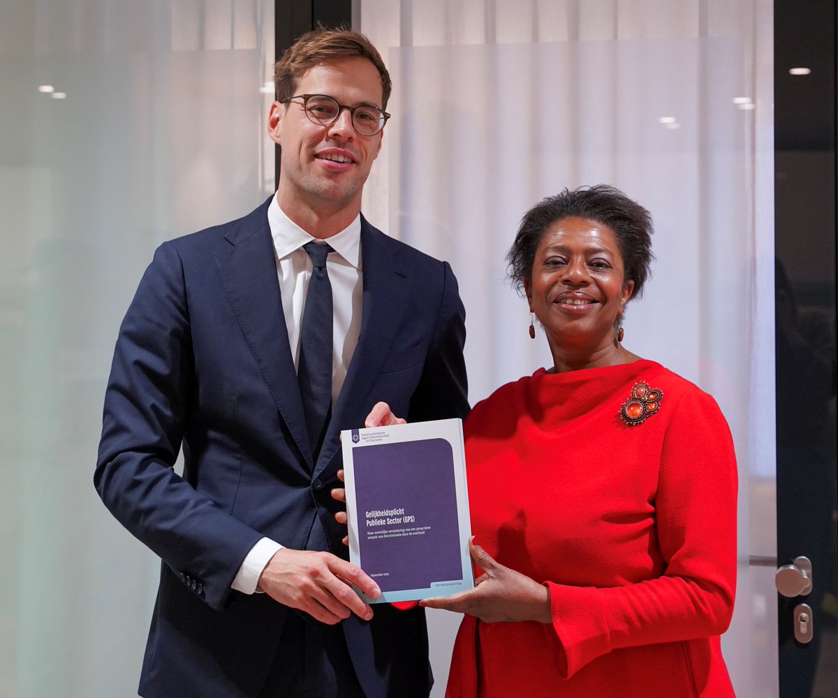 Een delegatie van de staatscommissie ontmoette vandaag staatssecretaris van Participatie en Integratie Jurgen Nobel. Een mooi gesprek over hoe de #overheid #discriminatie en #racisme effectiever kan aanpakken en overhandiging van ons nieuwste rapport: ap.lc/ZspmQ