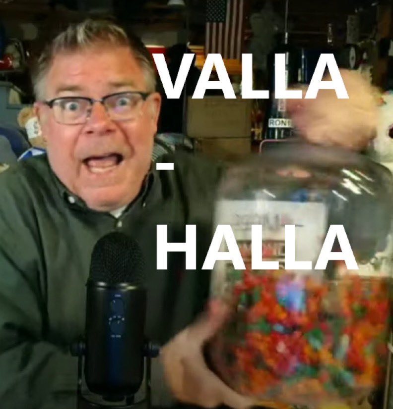 一个男人兴奋地对着麦克风喊着 Valhalla