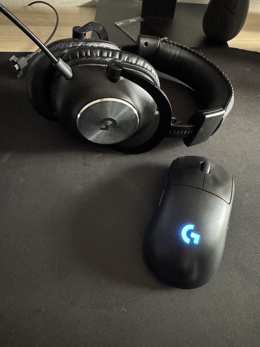 EqozPy's tweet photo. Hello @LogitechGFrance 
J’utilise vos périphériques depuis des années maintenant, mais mon casque PRO X Wireless a rendu l’âme ce matin, après 3 ans de bons et loyaux services 😭😭
Mais budget trop serré pour en reprendre un en ce moment, possible de faire appel votre bon cœur?❤️ https://t.co/d1ZhJnDV4N