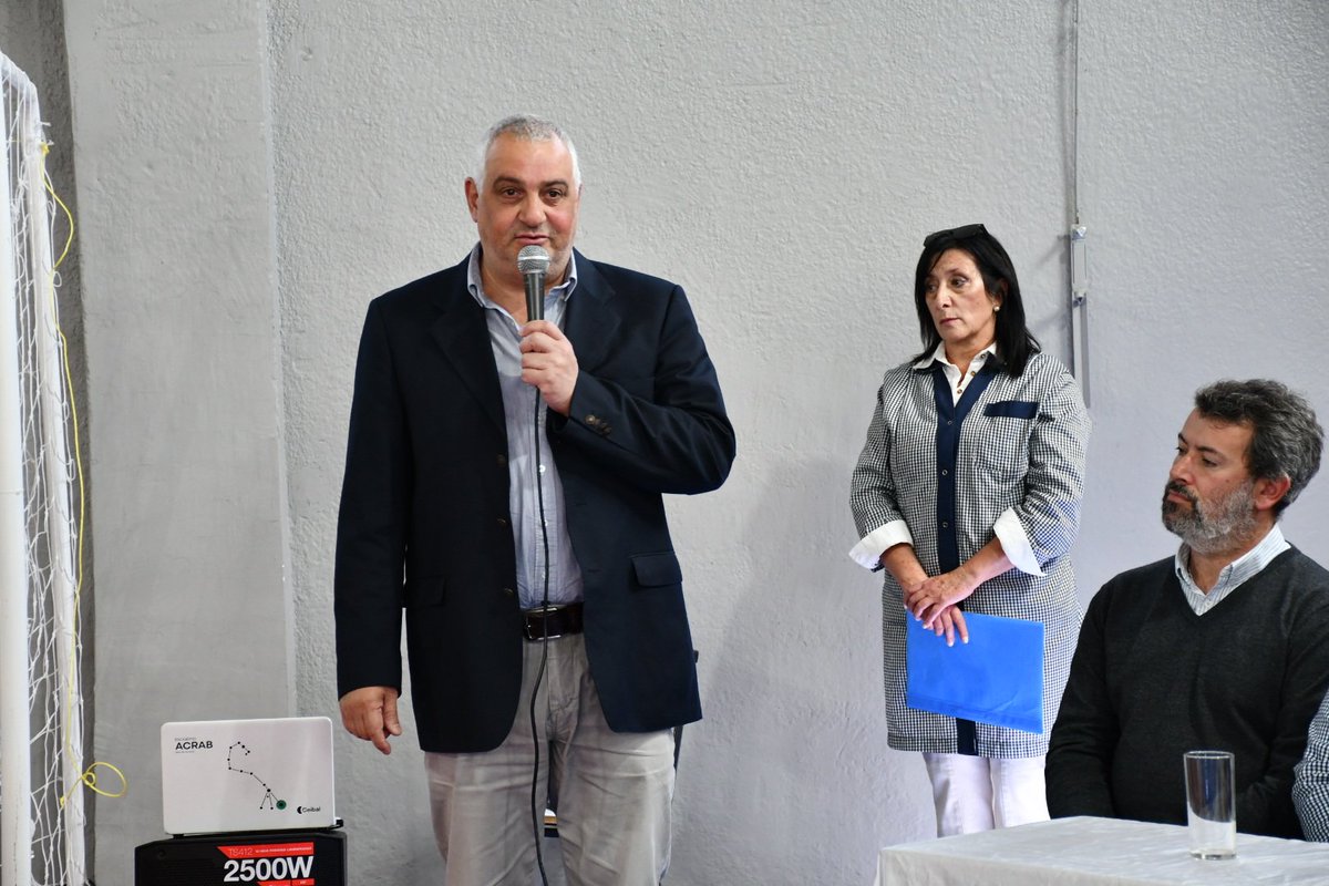 En San Jacinto quedó inaugurado el gimnasio del Colegio San José, un espacio abierto a la comunidad. 
🤝Gracias a un convenio social firmado entre el MTOP y la Fundación Sophia, se llevó adelante la obra que incluyó sustitución de las chapas del techo liviano, del pavimento