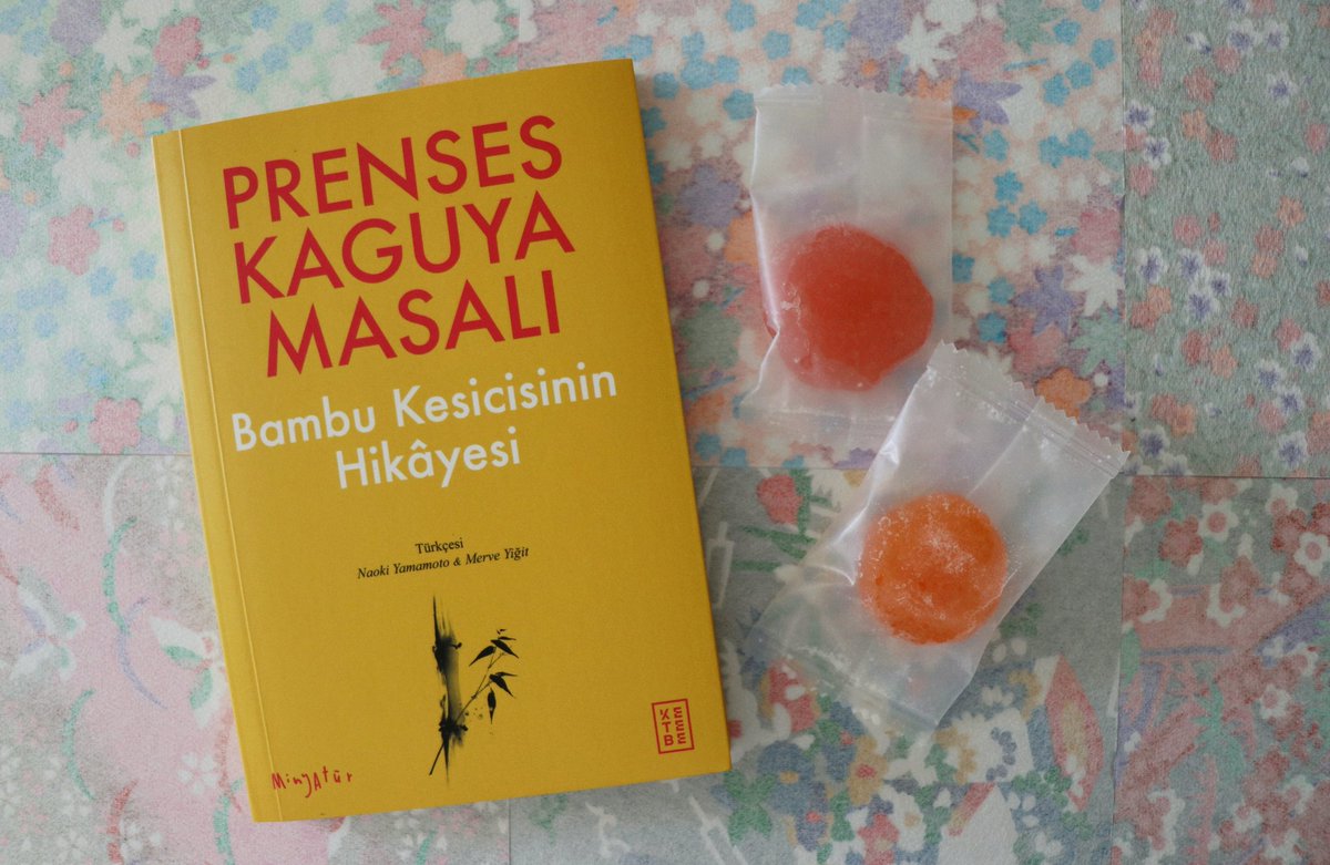 sevgili arkadaşlar,

ilk çevirim prenses kaguya masalı'nı birine hediye etmek istiyorum. (japonya'dan aldığım mochiler de yanında ikram olsun dedim.😊)

#çekiliş için hesabı takip edip gönderiyi rt yapmanız yeterli. son tarih 15 eylül.✍🏼