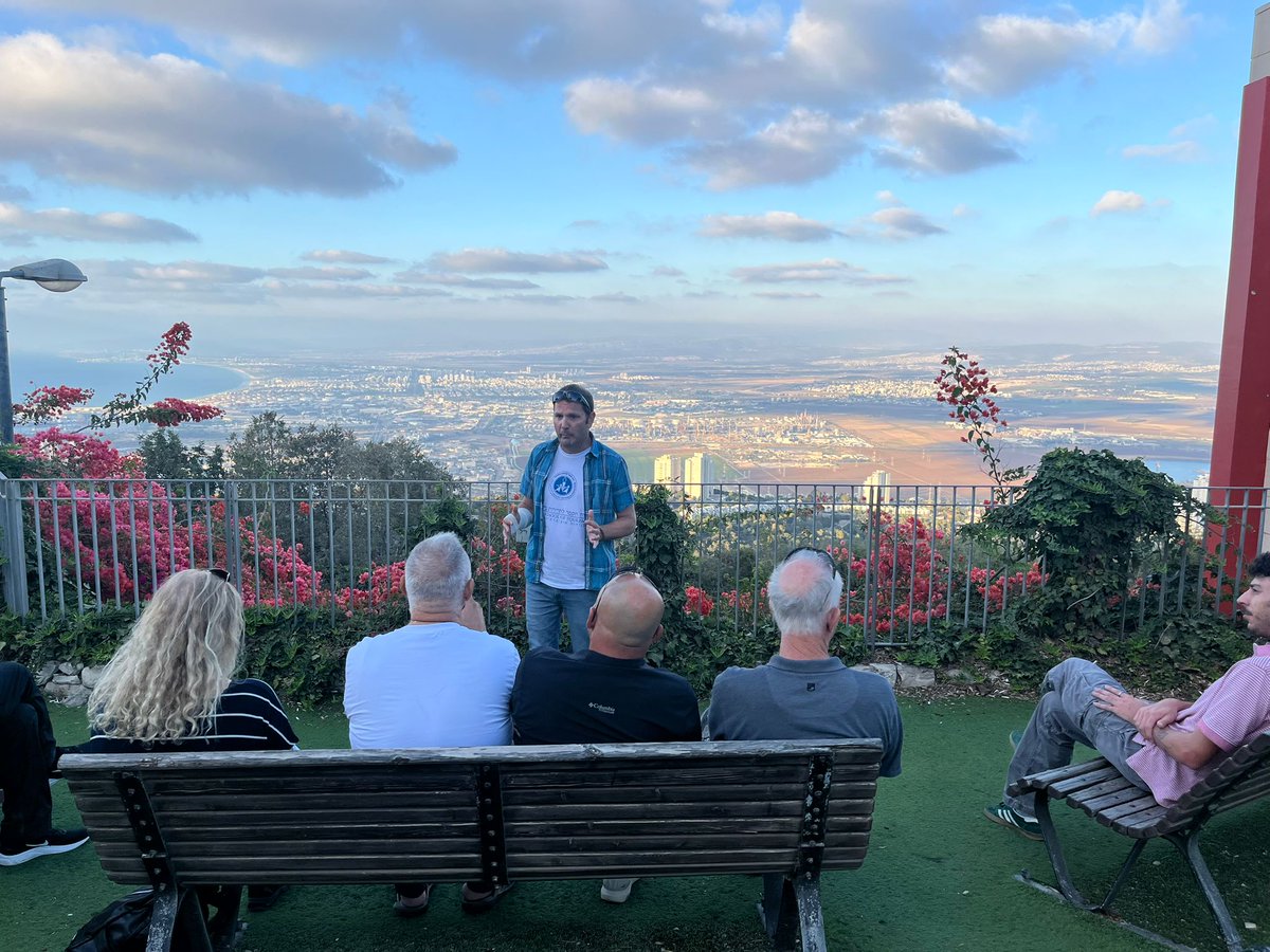 ערב קסום בחיפה ✨
כל פעם מחדש אנחנו נפעמים ומתרגשים מהאנשים האיכותיים שמגיעים אלינו!
הערב קיימנו ערב פתוח לקראת קורס מורי הדרך הקרוב.
רכז הקורס, רן צבר הרצה למתעניינים הסקרנים אל מול נוף העיר המשתקף לו מגג האוניברסיטה.
איך אומרים? חוויה ממש, ממליצים לכם ;)

הקורס הקרוב יחל