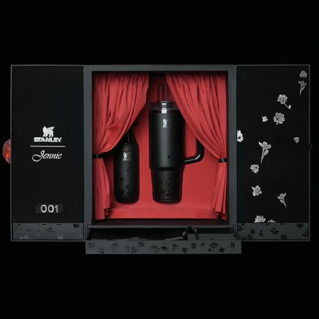 MYJENNIE_TH's tweet image. The Stanley x Jennie limited edition box โซเริ่ด โซจึ้ง สวยมากกก ดีเทลใดๆ 

JENNIE MEETS STANLEY
#JenniexStanley