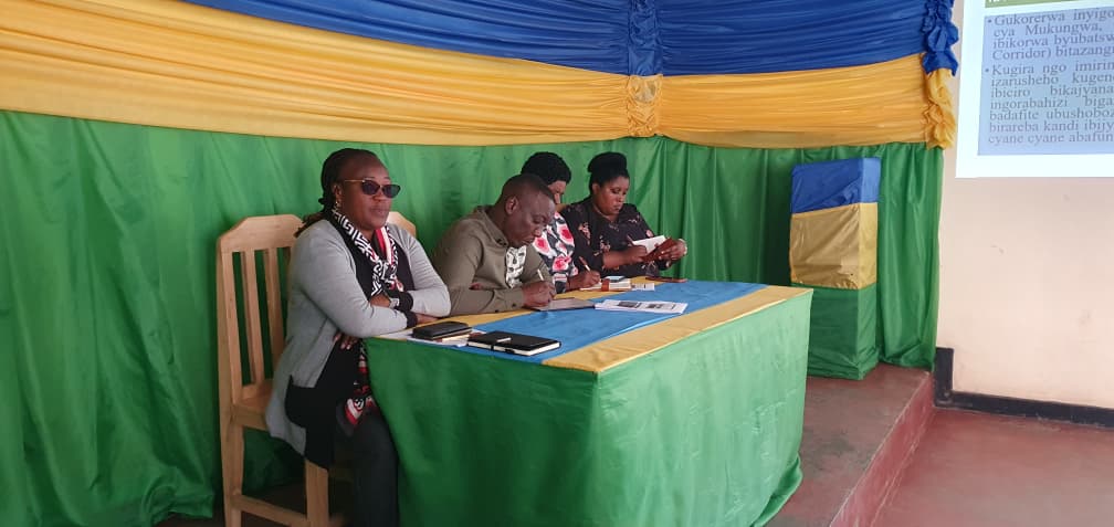 NyabihuDistrict's tweet photo. Ku gicamunsi,Meya MUKANDAYISENGA Antoinette yakiriye itsinda riyobowe na PS @MINEMA,Bwana #NGOGA Aristarque.Yarikumwe na PS @RwandaWest, Madamu UWAMBAJEMARIYA Marie Florence na 'GD of LG Inspection' Madamu MUGIRE Esther. 1/2 https://t.co/hQ3EKi5swT