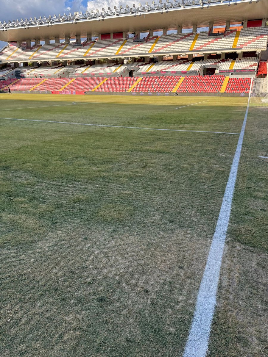 Así tiene Raúl Martín Presa el césped de la Ciudad Deportiva Rayo Vallecano y Estadio de Vallecas.
📸 <a href="/IHerraizFdez/">Israel Herraiz Fernández</a>