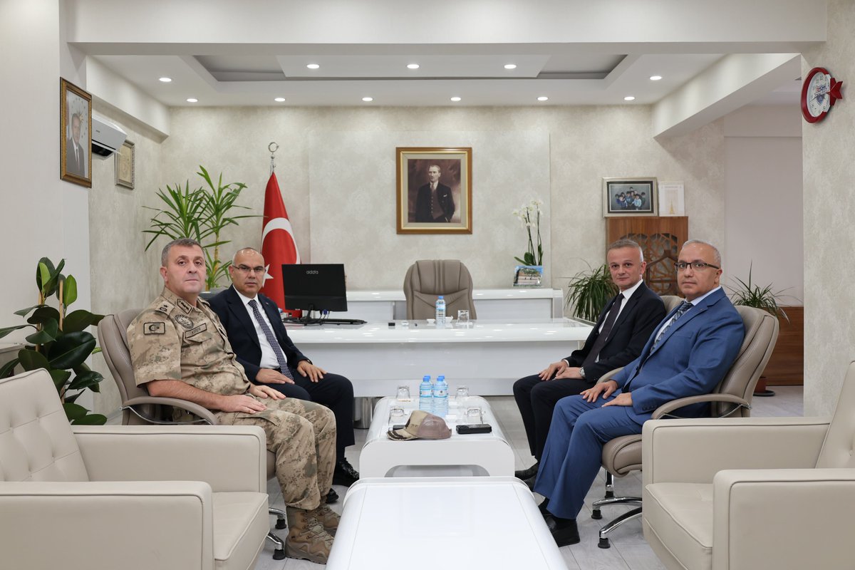 📌Valimiz Sayın Mustafa KOÇ, İl Jandarma Komutanı Tuğgeneral Sayın Fatih Cemal KİPER ve İl Emniyet Müdürü Sayın Yılmaz İPAR ile birlikte ilçe Kaymakamımız Sayın Erkan MİNUZ’a hayırlı olsun ziyaretinde bulundu.