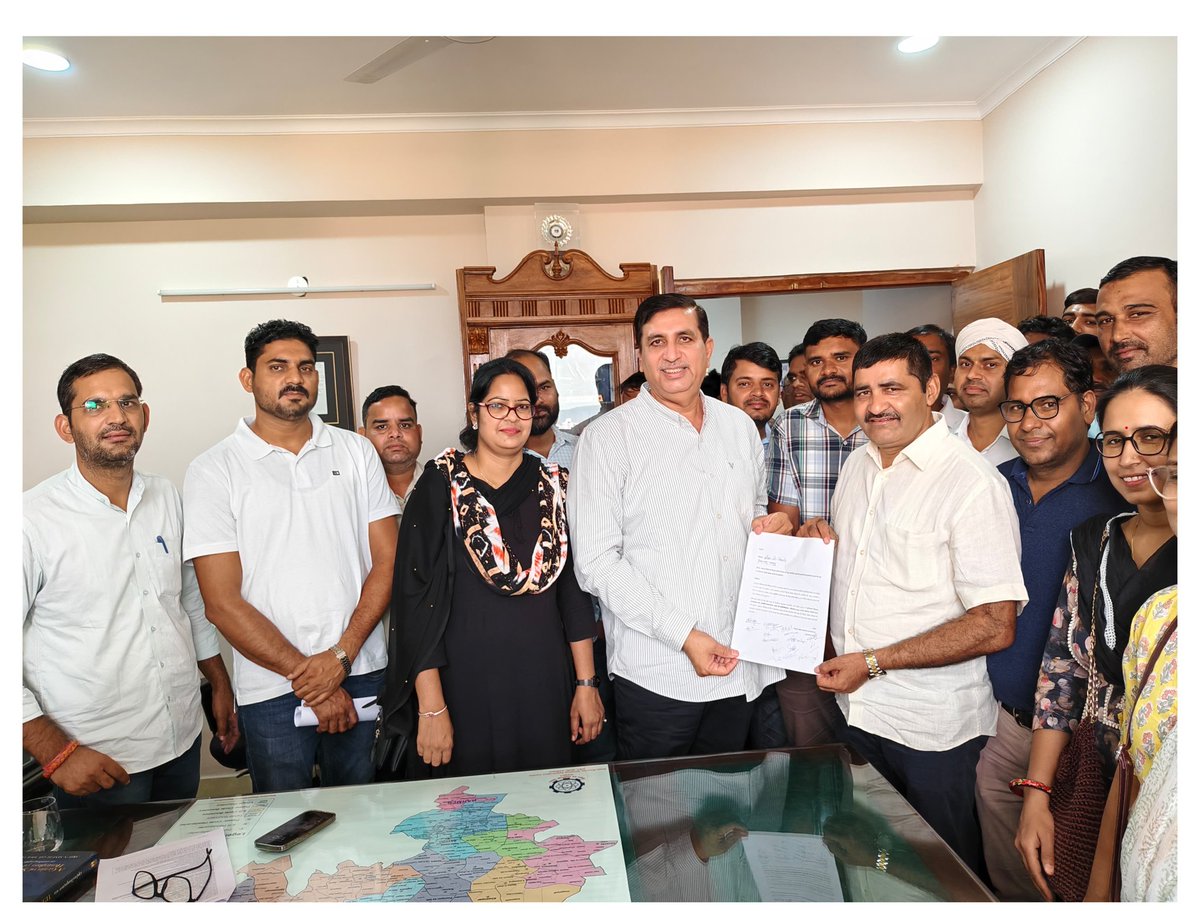 नहीं बनेंगे शिक्षा वीर,नहीं सहेंगे शिक्षा वीर 
सजक सतर्क नेता आदरणीय <a href="/Barmer_Harish/">Harish Chaudhary</a>जी से युवाओं के साथ मुलाकात कर सरकार द्वारा उच्च शिक्षा में 5 वर्षों के लिए अस्थाई भर्ती के माध्यम से शिक्षा वीर योजना से भर्ती करने से अवगत कराया। <a href="/RajCMO/">CMO Rajasthan</a> <a href="/BhajanlalBjp/">Bhajanlal Sharma</a> <a href="/8PMnoCM/">राजस्थानी ट्वीट</a> <a href="/1K_Nazar/">एक नजर</a>