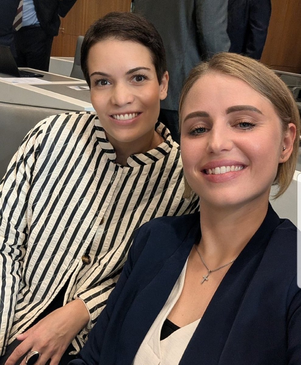 Schöne Grüße aus dem ersten Plenum nach der Sommerpause!
<a href="/MdlBehrendt/">Vanessa Behrendt MdL</a> &amp; <a href="/j_schuelke_afd/">Jessica Schülke</a> für euch im Niedersächsischen Landtag! 💙