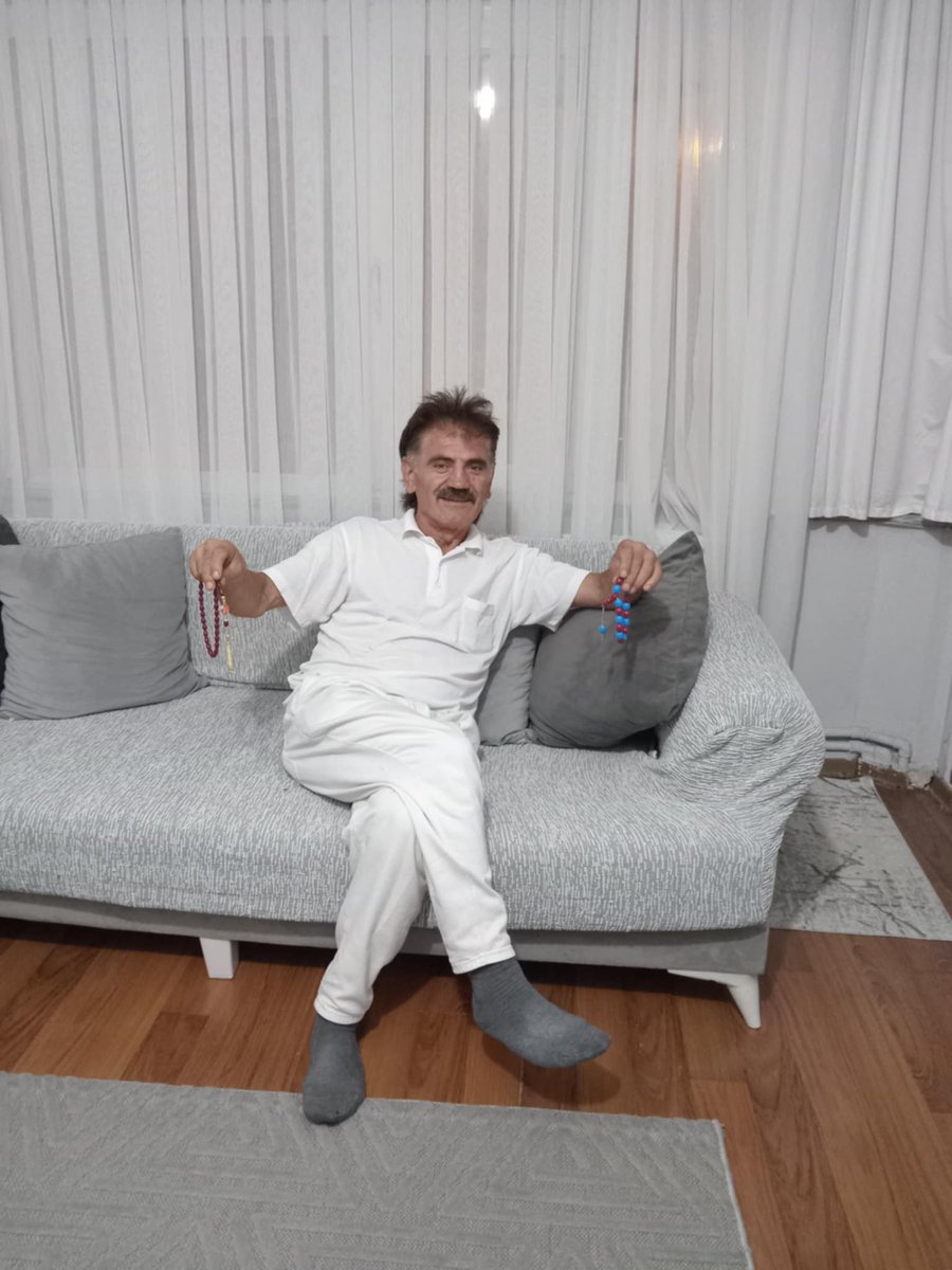 nazlı hanım TESBİHİMİZİ hediyesi ile gönderdi.Sizlerde bütcesine yardımcı olun.Bizi çok sevindirdi
   Penceremden bakıyorum
       Dışarda yürüyen kendime
           Bu gece
               Dün gece
                   Her gece
                       Siz yürürmüsünüz pencerelerde