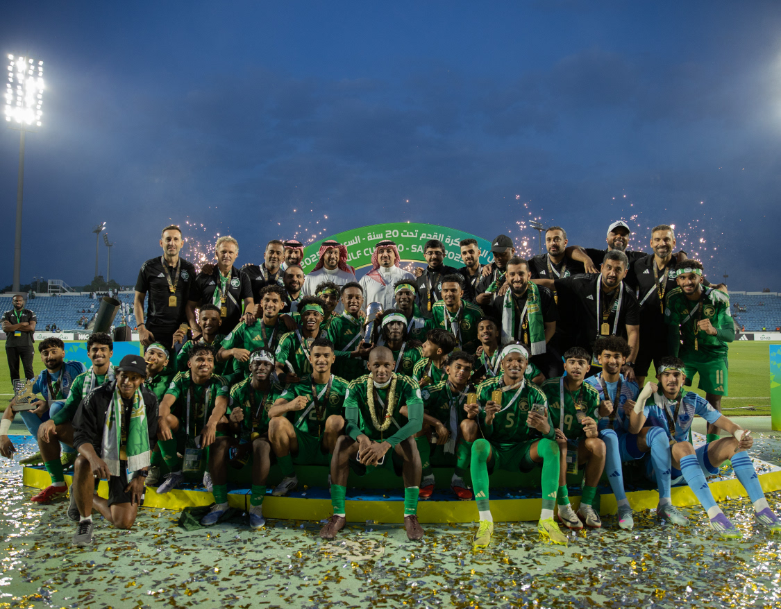 📸| سمو نائب أمير منطقة عسير الأمير خالد بن سطام بن سعود يُتوج المنتخب السعودي للشباب بكأس الخليج تحت 20 عاماً، وذلك بحضور معالي مساعد الوزير الأستاذ عبدالإله بن سعد الدلاك.
#معاك_يالأخضر | #كأس_الخليج_U20