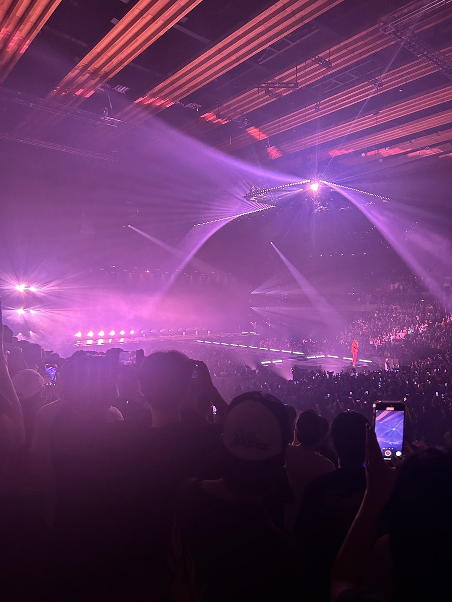 Tyler, the creator マジでよかった。IFHYが一番見たかったんだけど正直どれも素晴らしかった。カリスマ性とか安い言葉でしか説明できないのが悔しいくらい、本当に同じ世界で生きてるのが実感できない夢よりも夢見たいな時間だった。