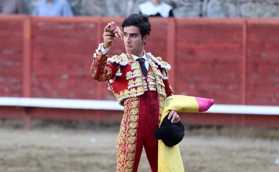 Pedro Rufo le corta una oreja al tercero de la tarde en Navaluenga