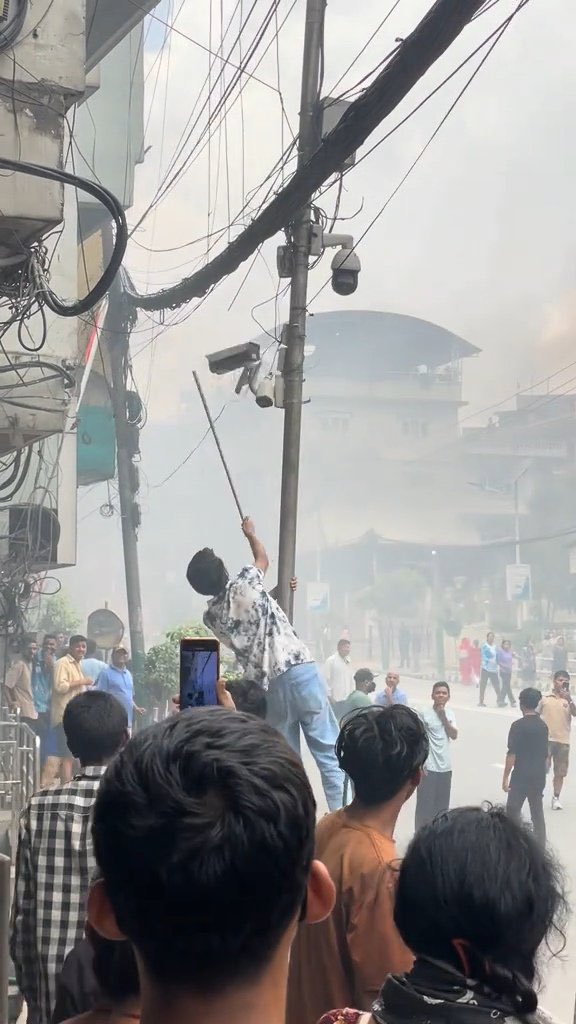 އެއް މަންޒަރެއް ފެނުނަސް ތަފާތަކީ:

ރާއްޖޭގައި ކެމެރާ ފުނޑާލީ ޔުނީފޯމް އެޅި ފުލުހެއް.

ނޭޕާލުގައި ކެމެރާ ފުނޑާލީ އާއްމު ރައްޔިތެއް.

ބަޣާވާތާއި އިންގިލާބުގެ ތަފާތު 👇

7 ފެބްރުއަރީ 2012                    9 ސެޕްޓެމްބަރ 2025