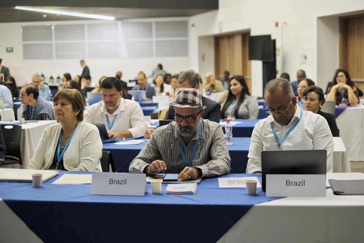 PAHOemergencies's tweet photo. Estamos fortaleciendo la cooperación para prevenir y responder a emergencias en salud, en una Reunión Conjunta del Reglamento Sanitario Internacional, la Red Internacional de Autoridades de Inocuidad de los Alimentos (INFOSAN) y la Red Regional de Vigilancia Genómica (PAHOGen). https://t.co/tiEhd4zp6t
