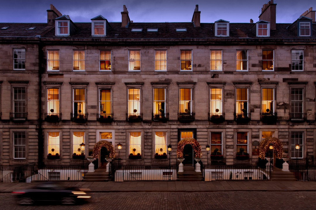 September in Edinburgh brings softer light, golden evenings, and a city buzzing with energy yet wrapped in calm. From the charm of cobbled streets to the glow that fills every corner of Nira Caledonia, this is the season to savour slow moments and long lingering nights.