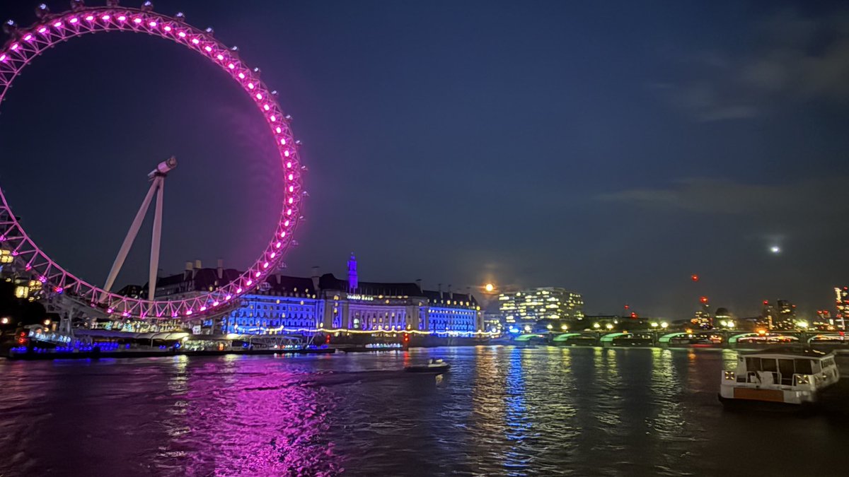 WhateverTravels's tweet image. Reflecting London. Original photography. #london #nightlondon