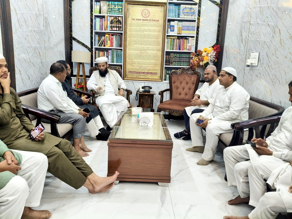 आज लुधियाना में हमारी मुलाकात पंजाब के शाही इमाम मौलाना उस्मान लुधियानवी साहब से हुई! हमने बैरिस्टर असदुद्दीन ओवैसी साहब की तरफ से मजलिस का पैगाम पहुंचाया और पंजाब में बाढ़ प्रभावित क्षेत्र में काम को बड़े स्तर पर बढ़ाने को लेकर बातचीत की. हजरत के मशवरे से अब हमारी टीम उनके साथ