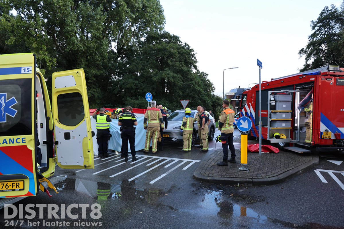RedactieD8's tweet photo. Op de #Groenepad ter hoogte van de kruising met het #Poeldijkseweg is een scooterrijder in botsing gekomen met een auto. De bestuurder raakte zwaar gewond en is met spoed naar het ziekenhuis gebracht. De politie onderzoekt het ongeval. https://t.co/r2yOLZeVuj
