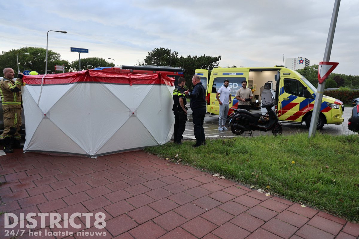 RedactieD8's tweet photo. Op de #Groenepad ter hoogte van de kruising met het #Poeldijkseweg is een scooterrijder in botsing gekomen met een auto. De bestuurder raakte zwaar gewond en is met spoed naar het ziekenhuis gebracht. De politie onderzoekt het ongeval. https://t.co/r2yOLZeVuj
